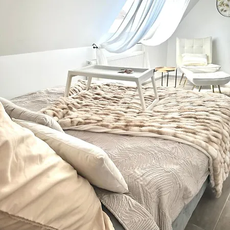 Moderne Schicke Dachgeschosswohnung 15 Min Bis Duesseldorf Apartamento