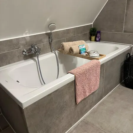 Moderne Schicke Dachgeschosswohnung 15 Min Bis Duesseldorf Duisburgo
