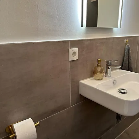 Moderne Schicke Dachgeschosswohnung 15 Min Bis Duesseldorf Lägenhet