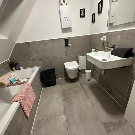 Moderne Schicke Dachgeschosswohnung 15 Min Bis Duesseldorf * Duisburgo