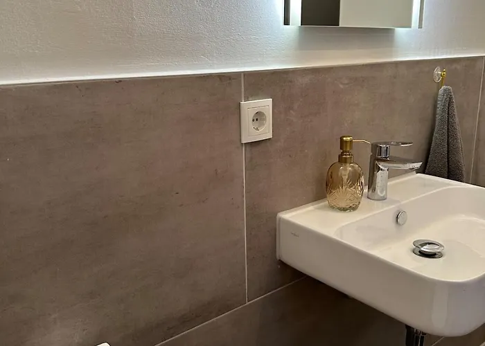 Moderne Schicke Dachgeschosswohnung 15 Min Bis Duesseldorf Apartment